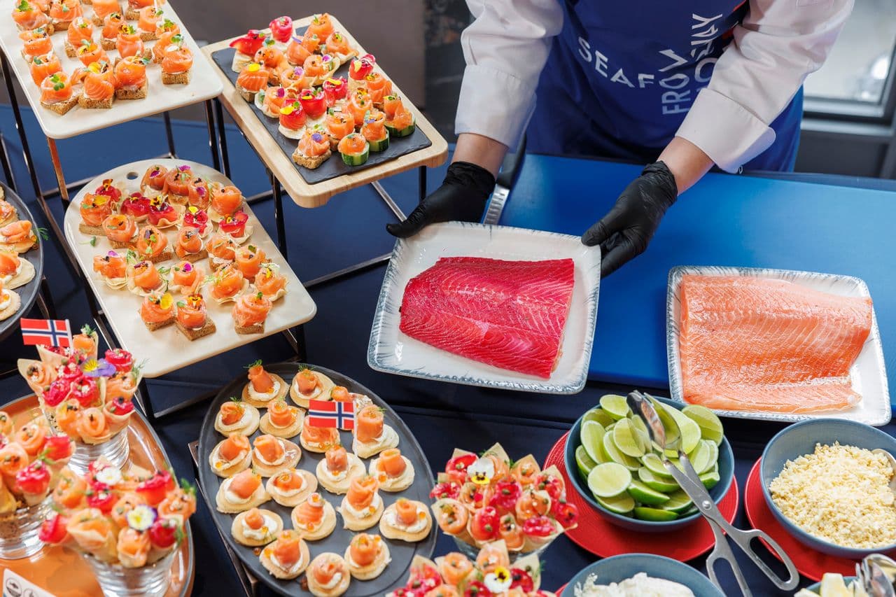 Dressage d'un buffet de saumon frais et bouchées nordiques