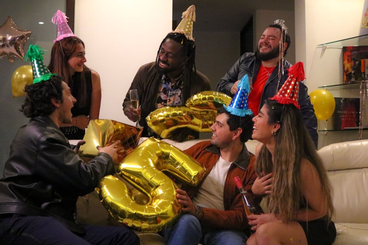 Amis réunis pour un anniversaire festif