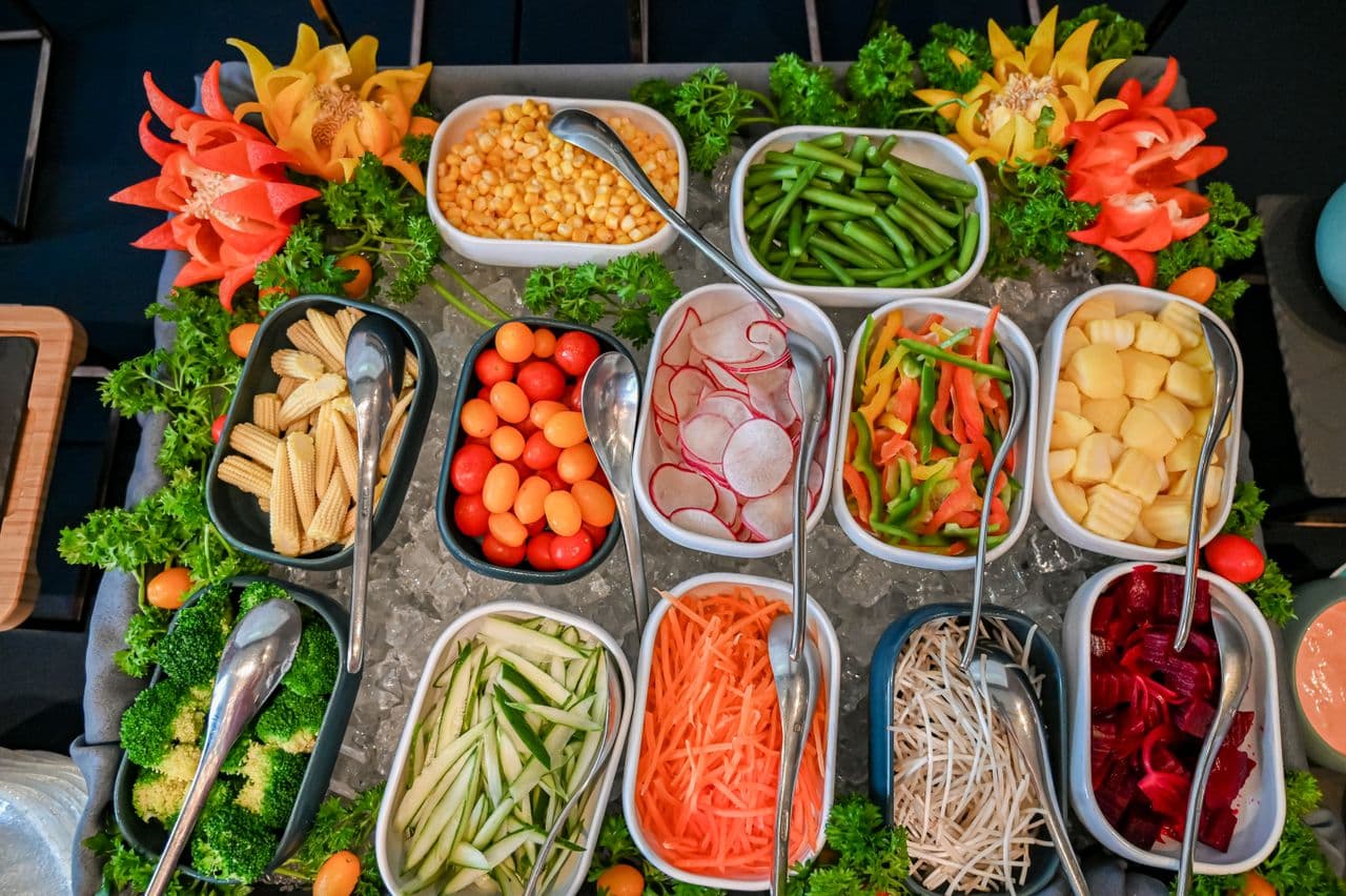 Plateau de crudités colorées sur glace