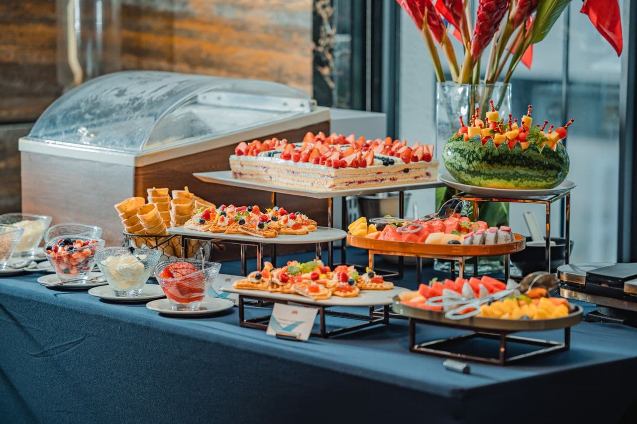 Table de desserts, gaufres et fruits frais