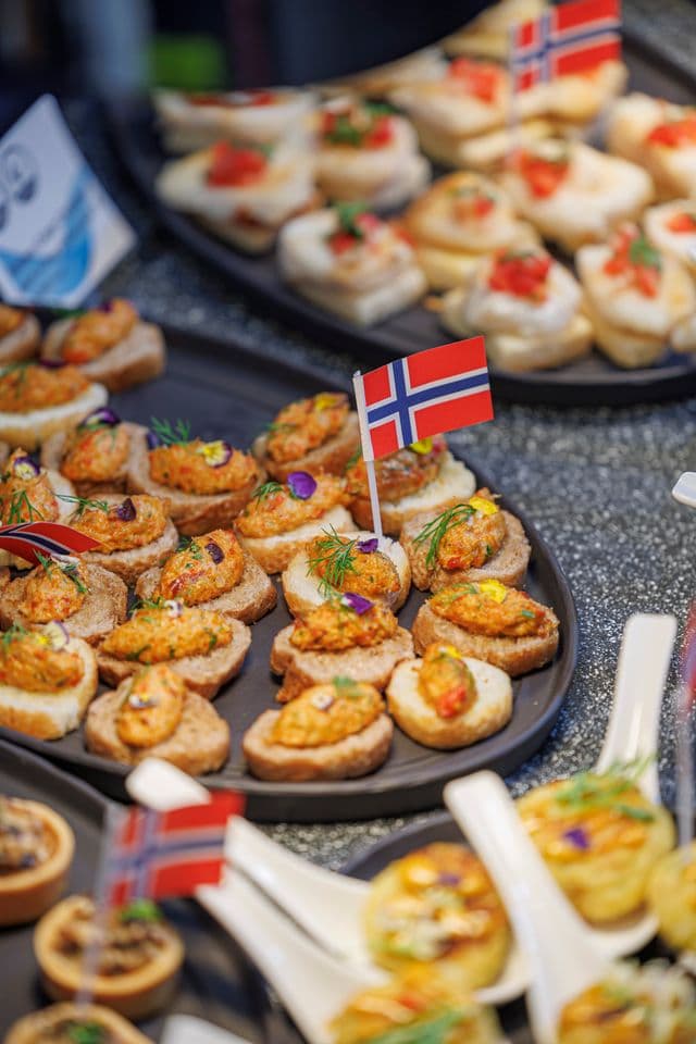 Bouchées scandinaves au saumon et drapeaux norvégiens