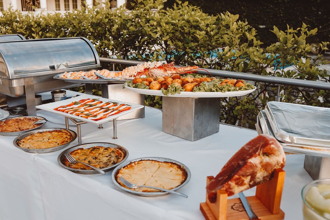 Buffet extérieur avec homard et quiches