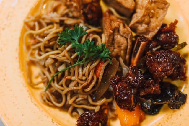 Nouilles sautées et viande caramélisée