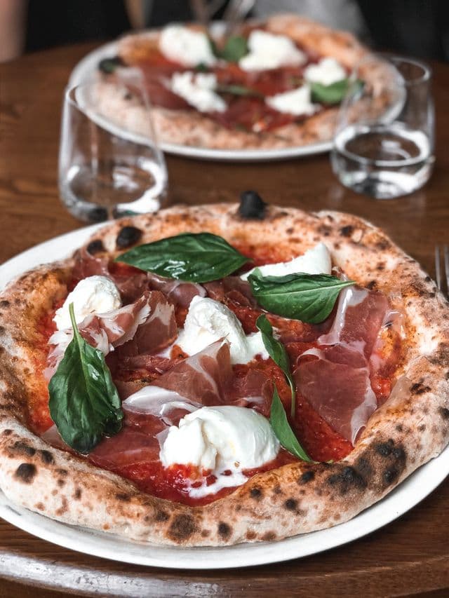 Pizza napolitaine, burrata et basilic frais
