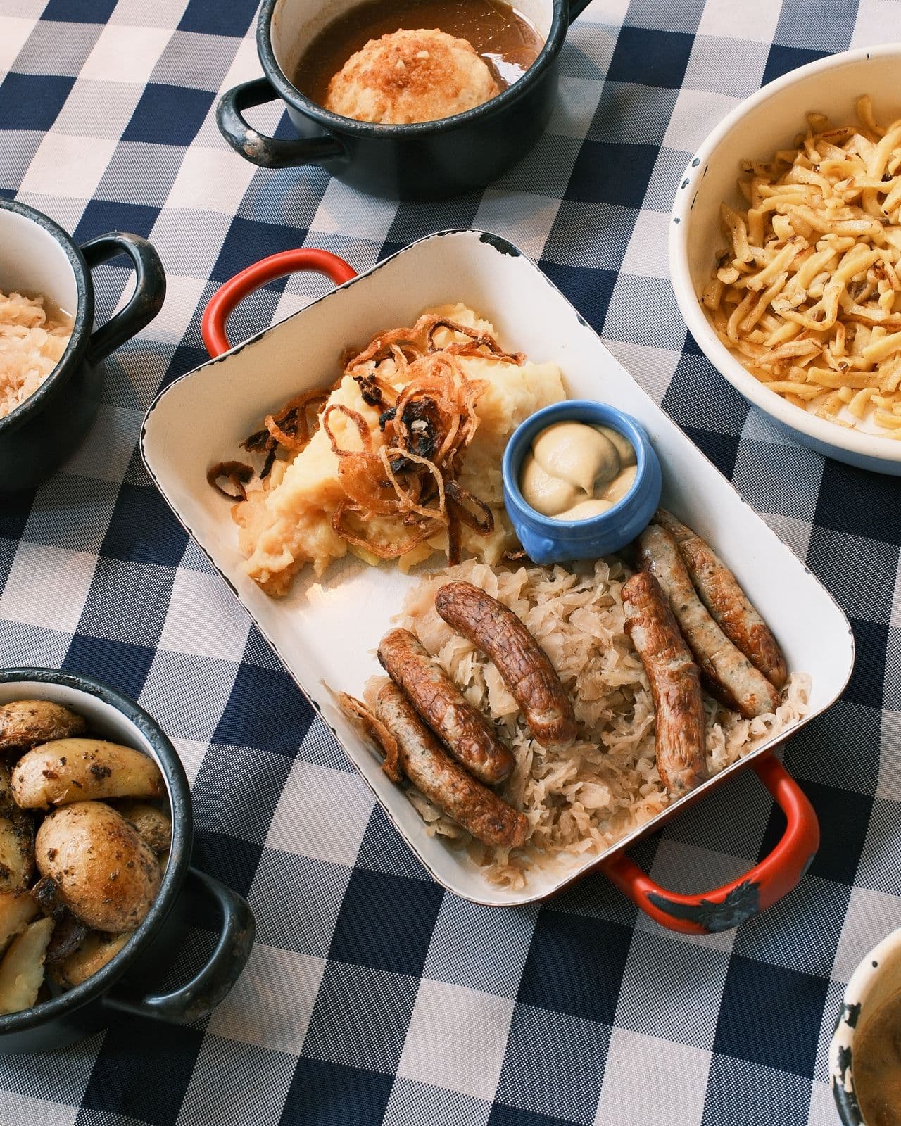 Saucisses grillées, choucroute et purée à l'échalote