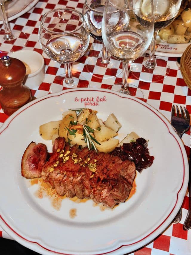 Pièce de bœuf grillée et pommes de terre rôties