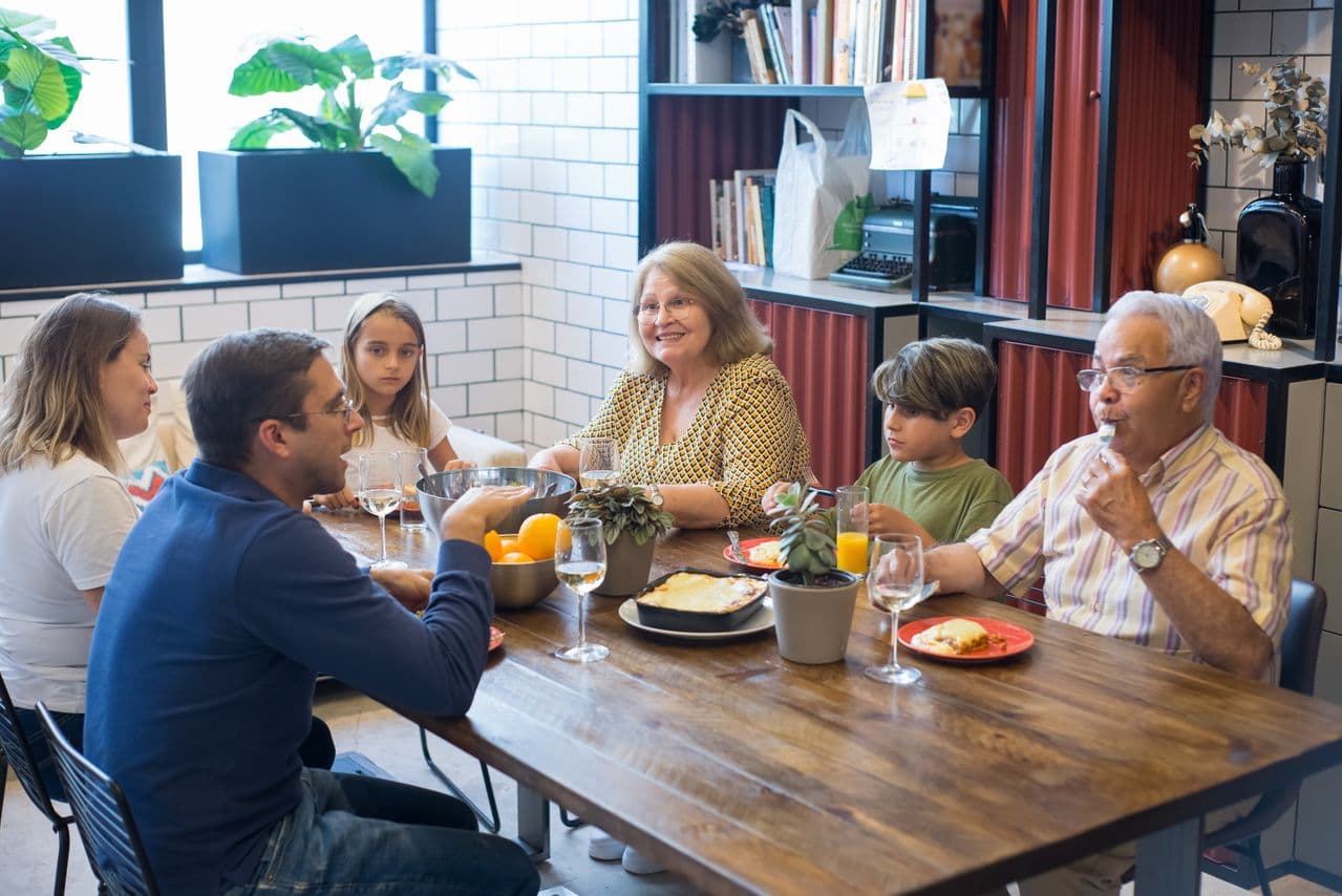 Repas en famille, plusieurs générations autour de la table