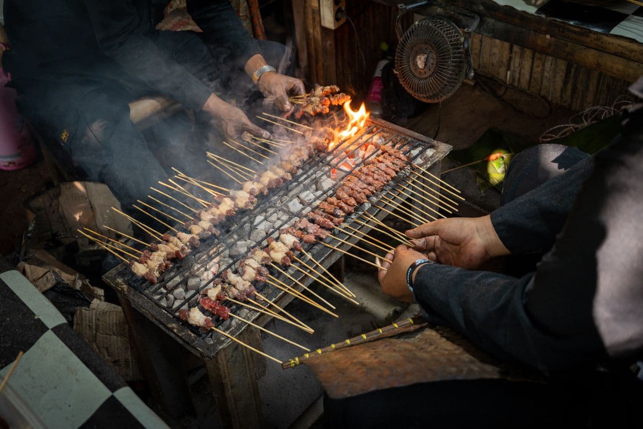 Brochettes satay grillées sur la braise