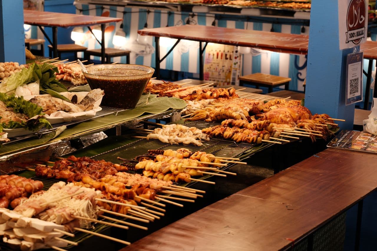 Marché nocturne et brochettes grillées