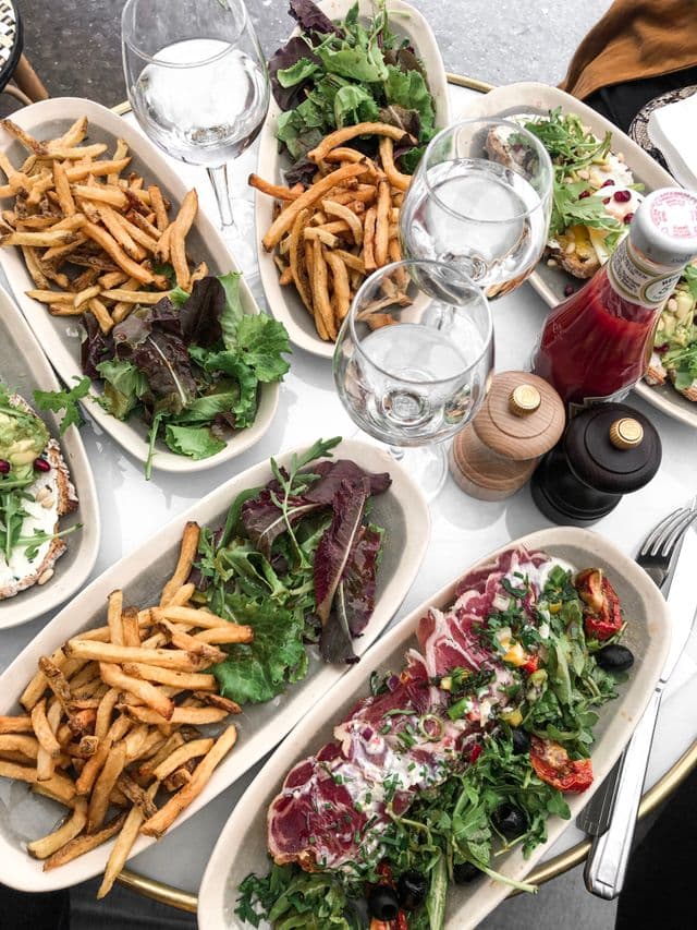 Frites, salades et charcuterie dressées en terrasse