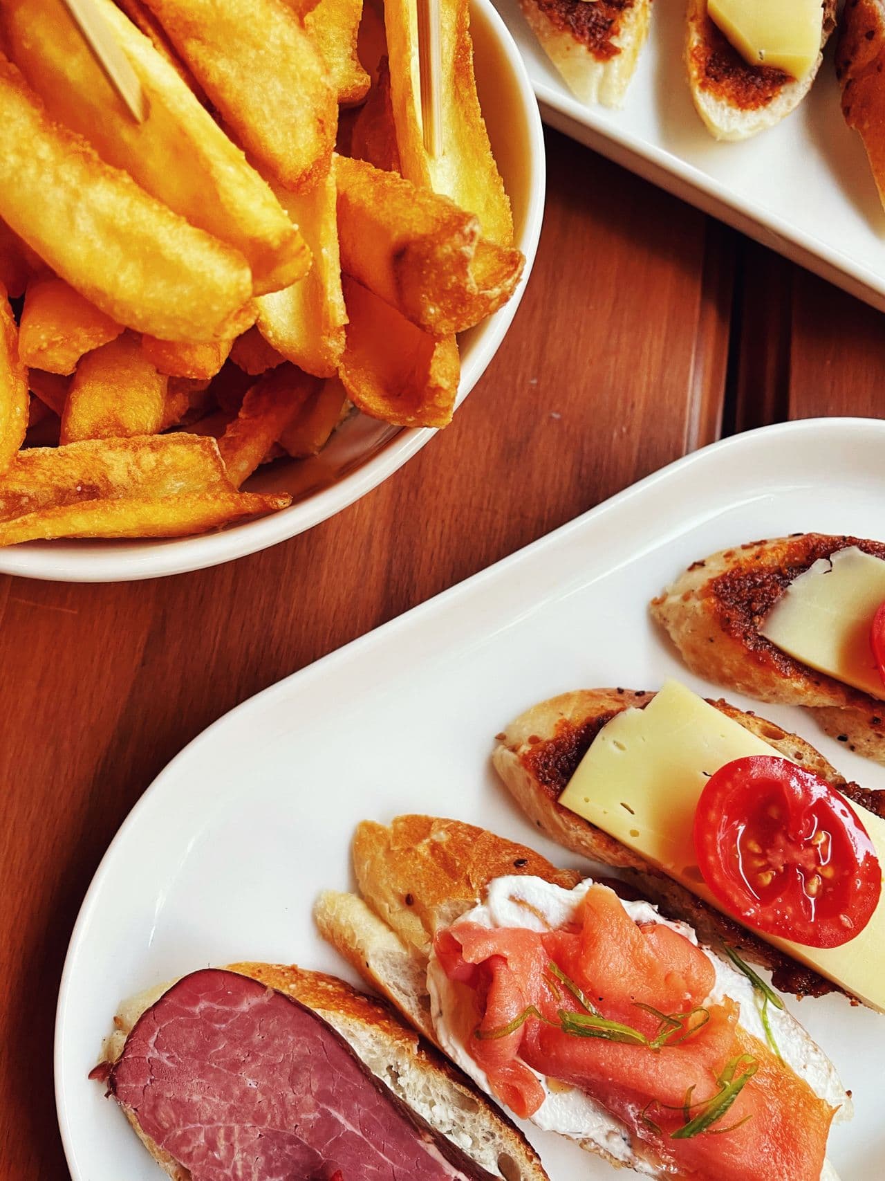 Frites maison et toasts garnis