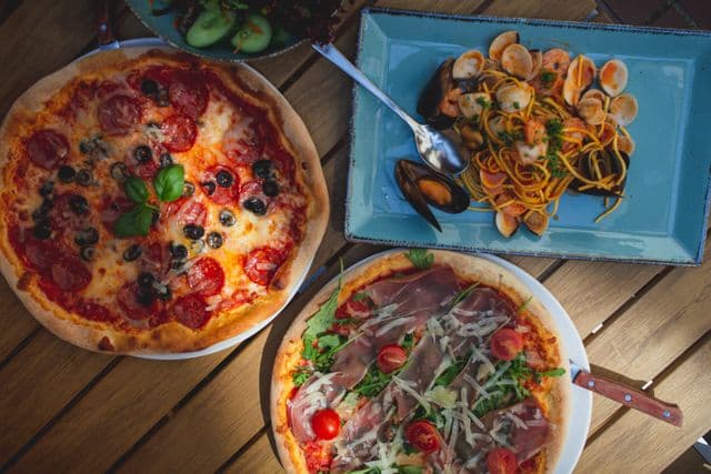 Pizzas et linguines aux fruits de mer